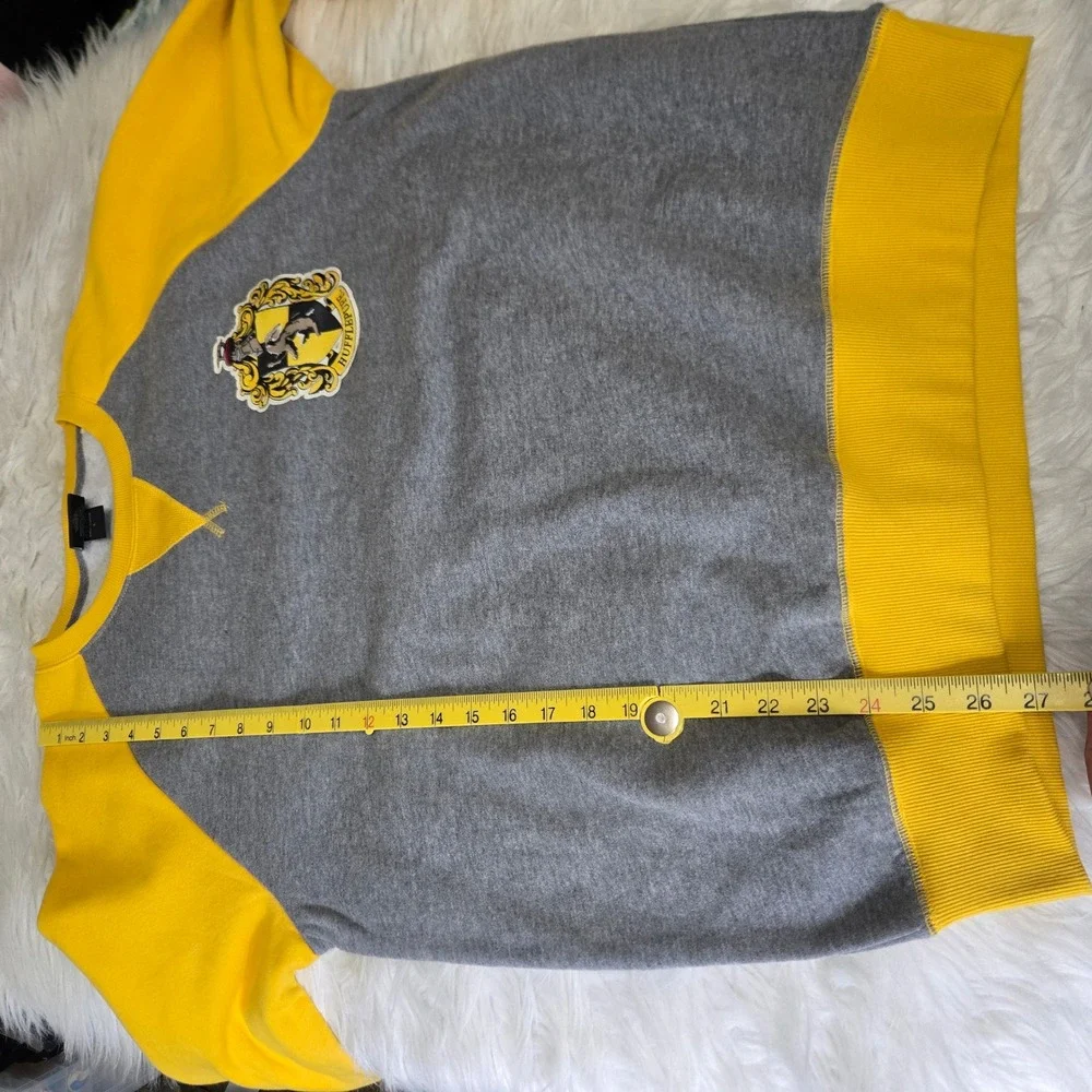 Harry Potter Hufflepuff Sweatshirt Universal Studios Grey Yellow Raglan Unisex L